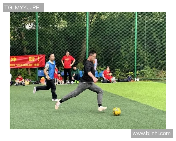 成都足球队荣登足球团队协作排行榜第十名展现团队精神与实力 成都足球队荣登足球团队协作排行榜第十名展现团队精神与实力