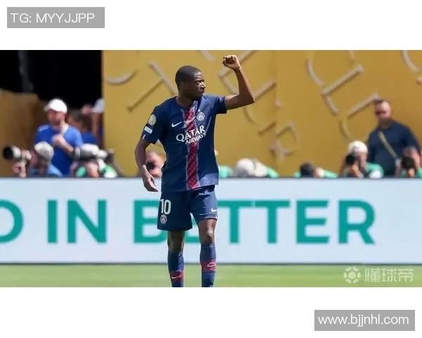 足球明星华丽走红地毯瞬间回顾时尚与运动的完美结合 足球明星华丽走红地毯瞬间回顾时尚与运动的完美结合