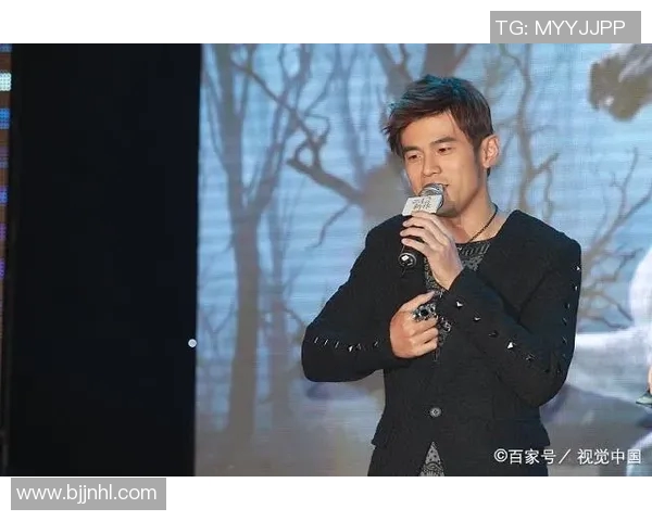 足球明星携子女追星之旅：亲子共赏偶像魅力与运动精神