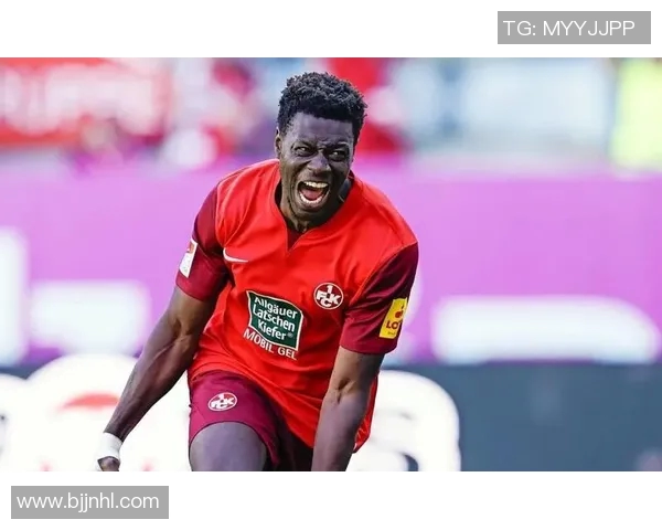 足球明星魅力四射广告大片展现运动精神与时尚风采