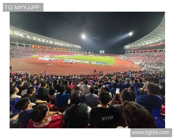 足球明星齐聚一堂热情加油排队瞬间展现团结与激情的精彩画面